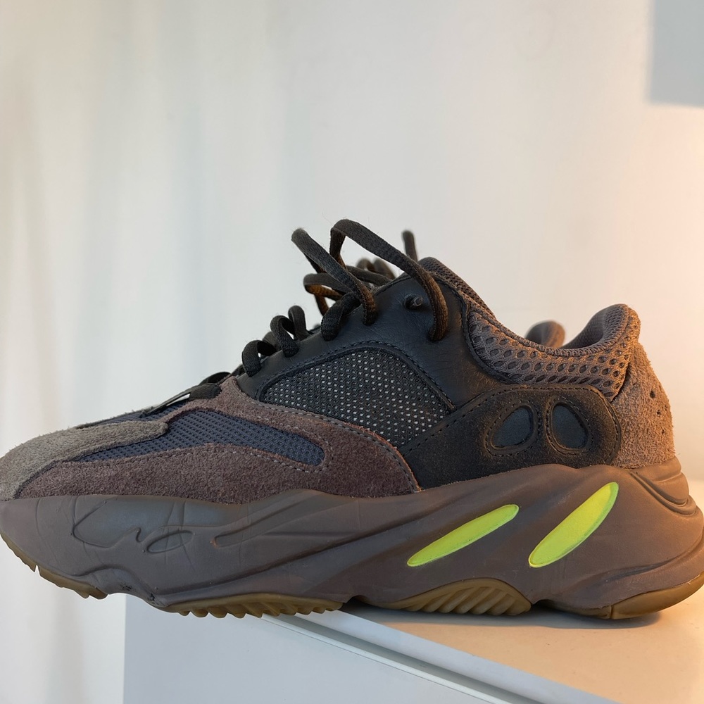 YEEZY BOOST 700 MAUVE - US MENS SIZE 5 - Excellent condition